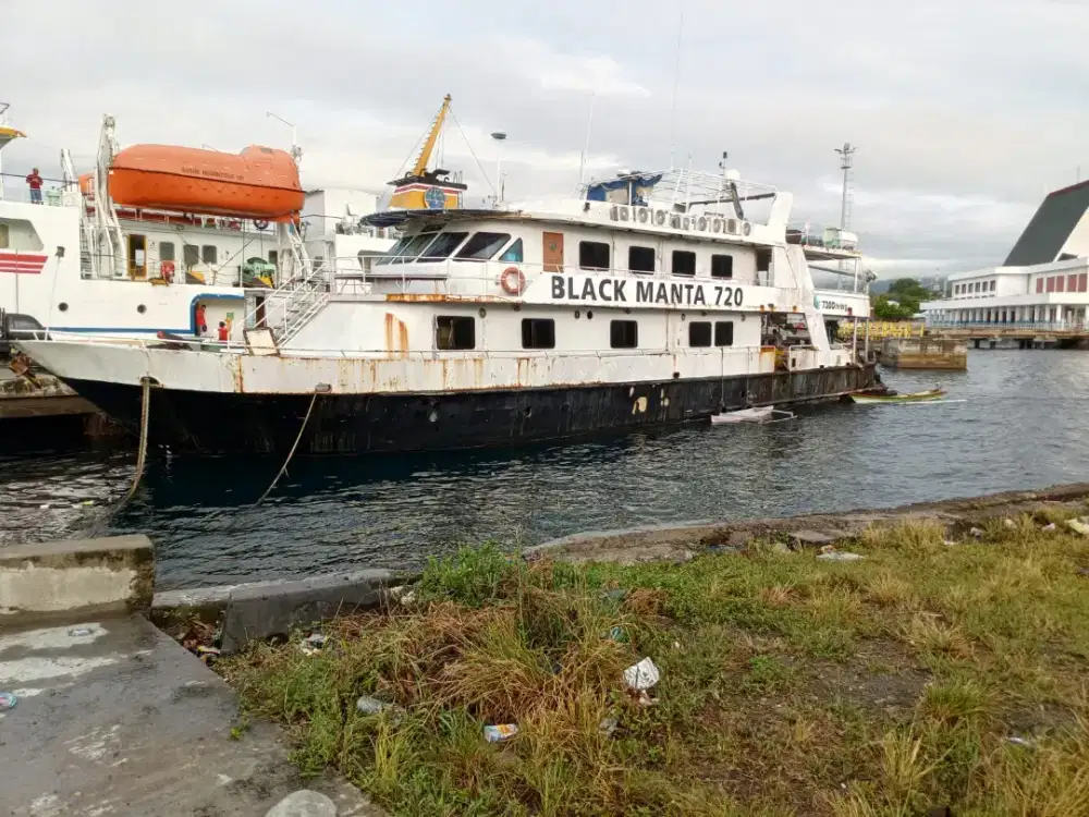 Kapal wisata dan penumpang