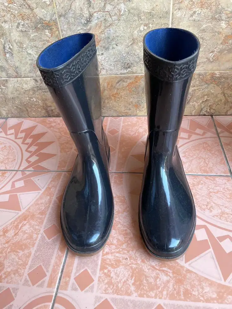 Menjual sepatu boot merek Yumeida