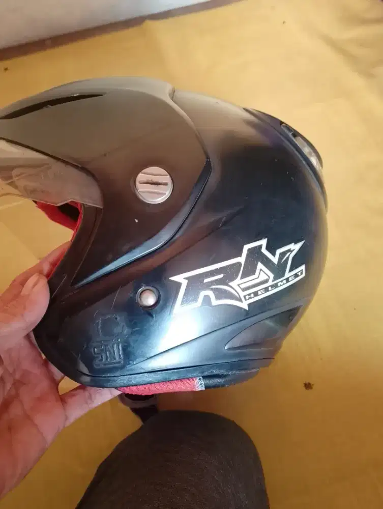 Helm masih mulus bersih