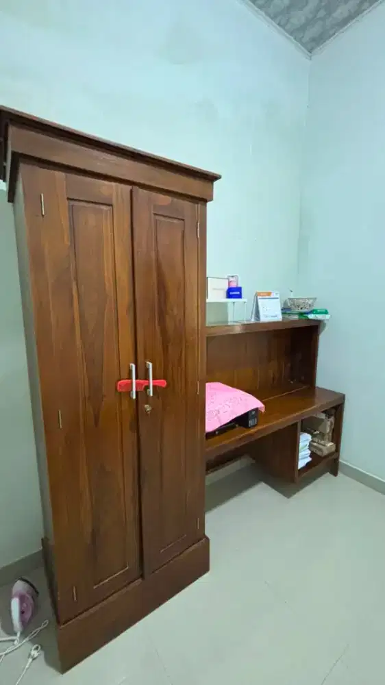 Meja dengan Lemari