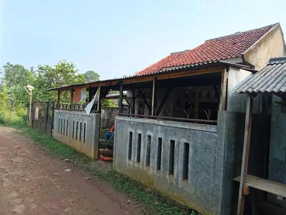 Di jual rumah siap huni kondisi 80 prsen lokasi di muka akses jln desa
