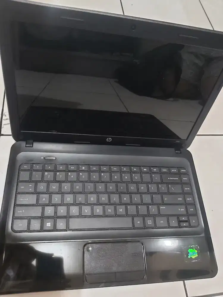 Laptop HP 1000 warna hitam layar 14 inci