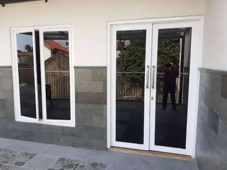 STIKER KACA KANTOR SANDBLAST CUSTOM CUTTING STICKER KACA ES BURAM