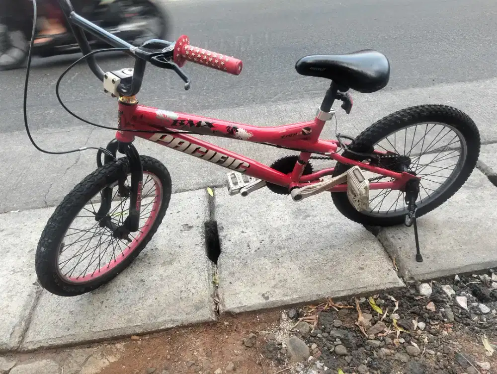 Sepeda bekas BMX merek Pacific lokasi Cijantung siap pakai