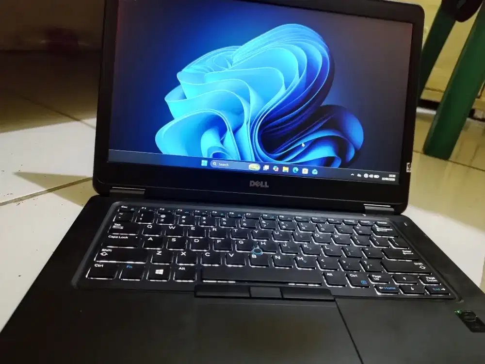 Dell core i5 ram 16 ssd 256gb display FHD 1920x1080 keyboard  backlite