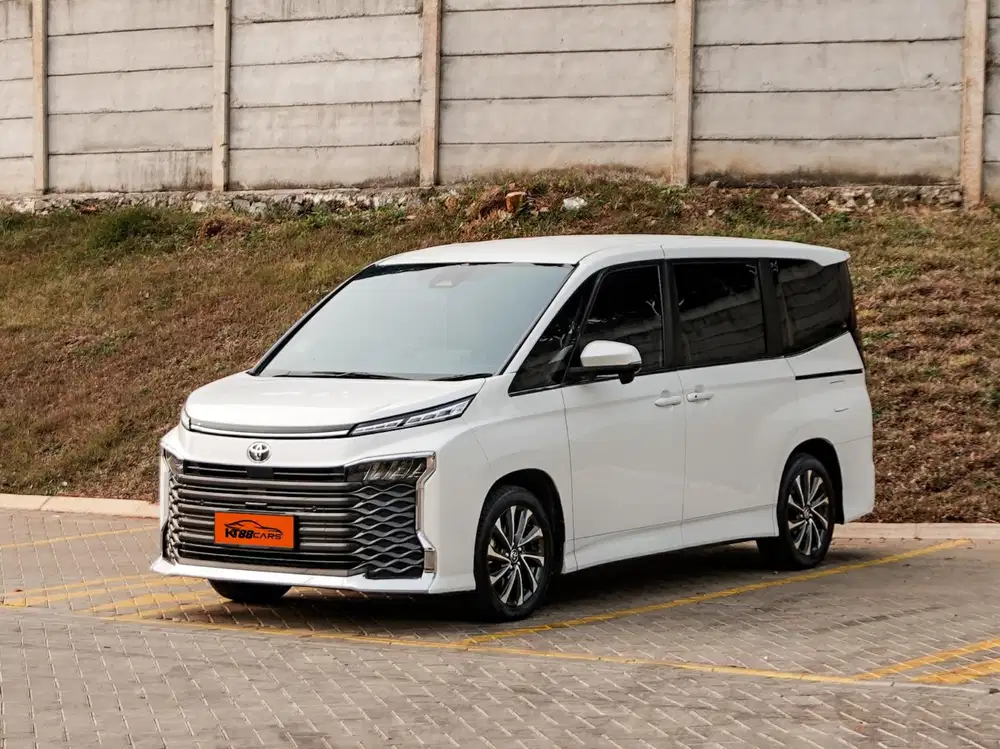 Toyota Voxy 2.0 metik 2023 putih ganjil