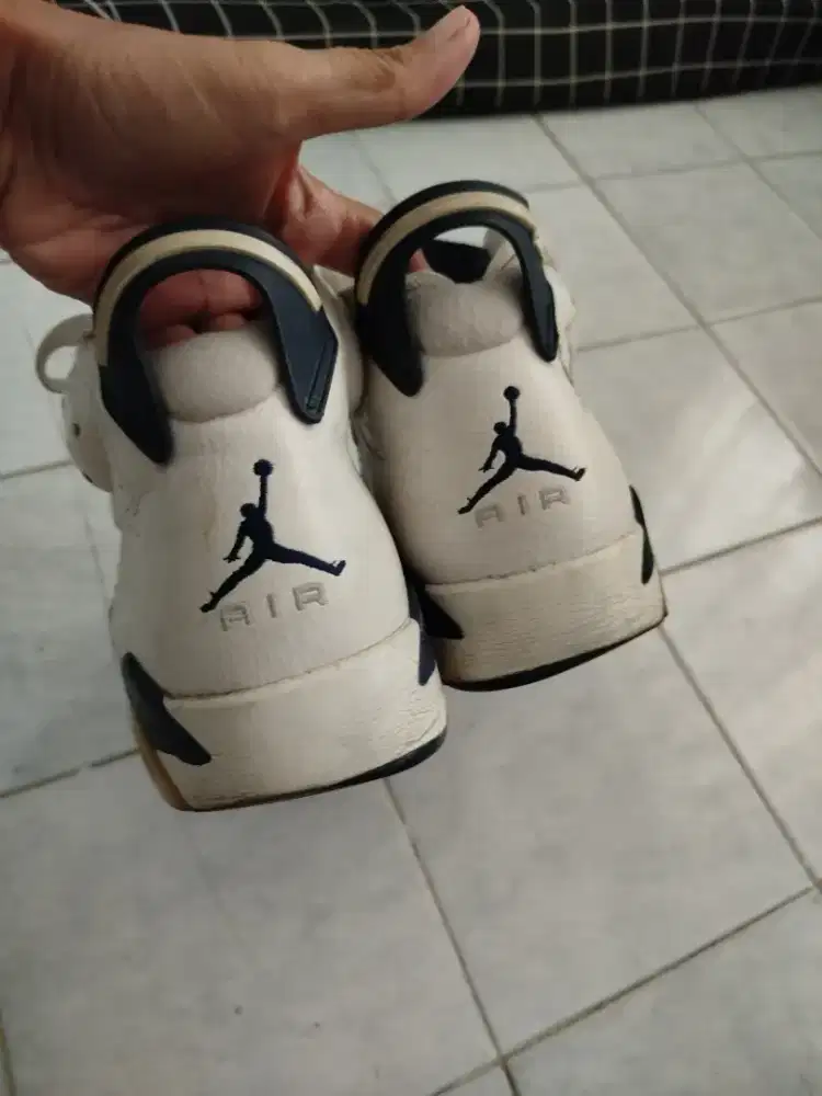 Sepatu atletik siap pakai butuh mendesak