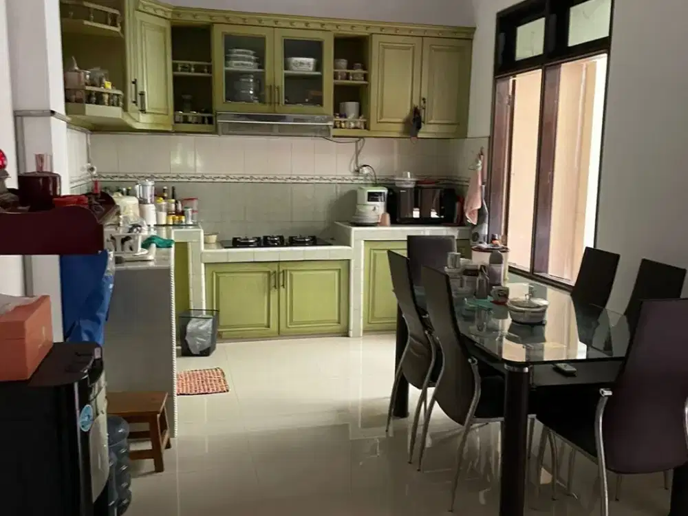 Dijual rumah 2 lantai lokasi bagus cocok untuk di bangun ulang di taman palem lestari