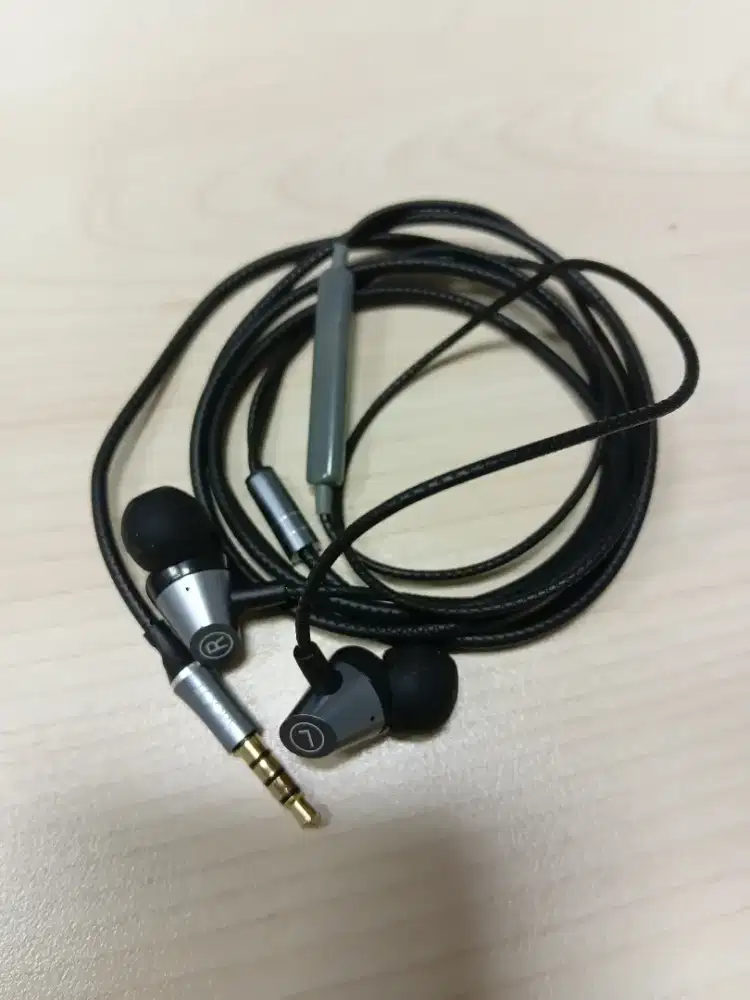 Earphone Loops Original. Include casing merk Sennheiser