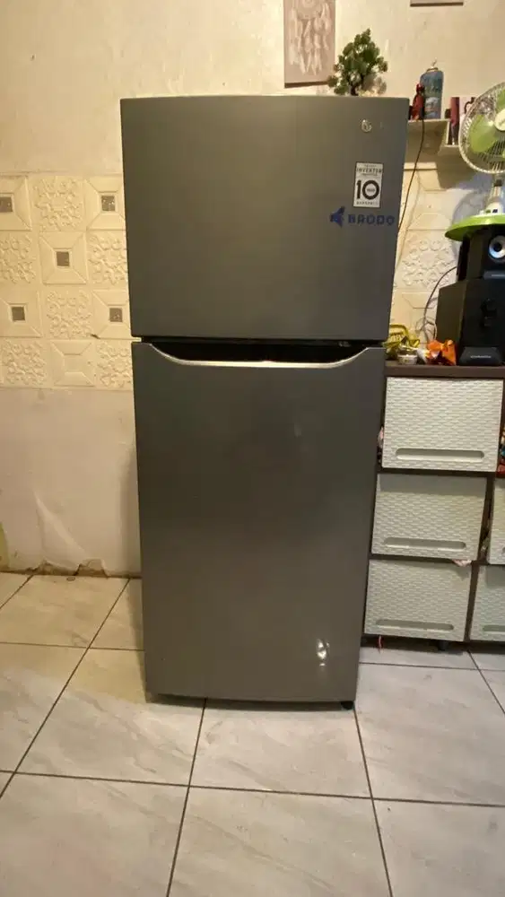 Kulkas LG inverter 2 pintu seperti baru 90%