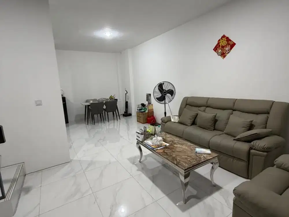 Dijual rumah baru 3 lantai sudah renov di Citra garden 8