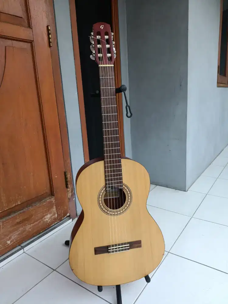 Gitar Akustik Klasik Genta C200