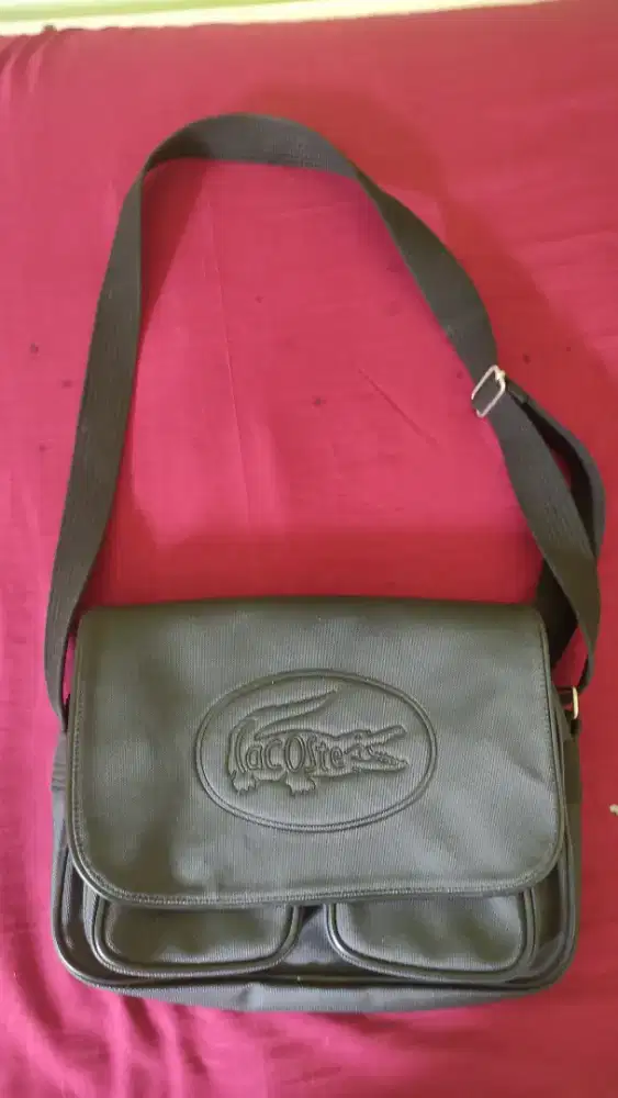Tas Slempang Classic Lacoste