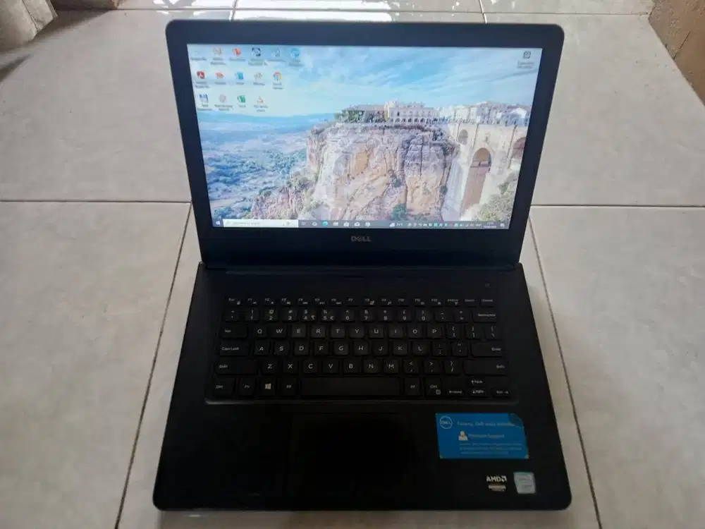 DELL Inspiron / Core i5 Gen-7 / Radeon R5 / SSD 256Gb / 4Gb / 2 Jam