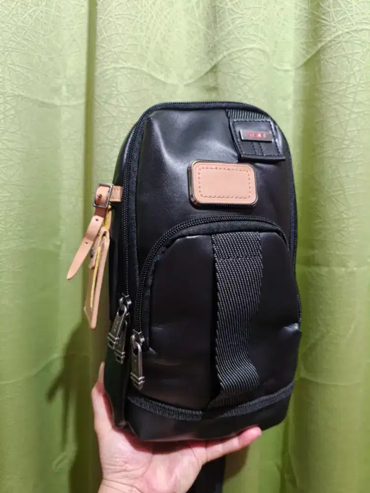 Tas slempang merk tumi