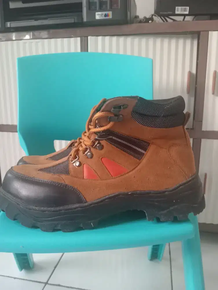 Sepatu safety depan besi