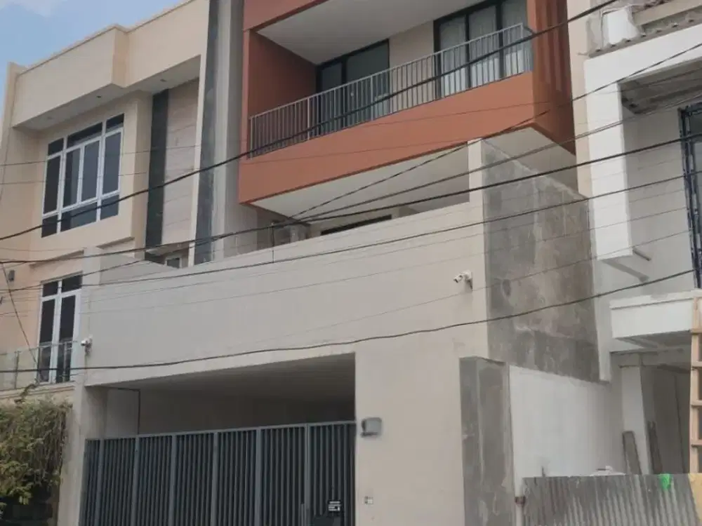 Rumah Mewah Modern 4 Lantai Full-Furnished Plus Rooftop di Pulomas Jaktim - SHM