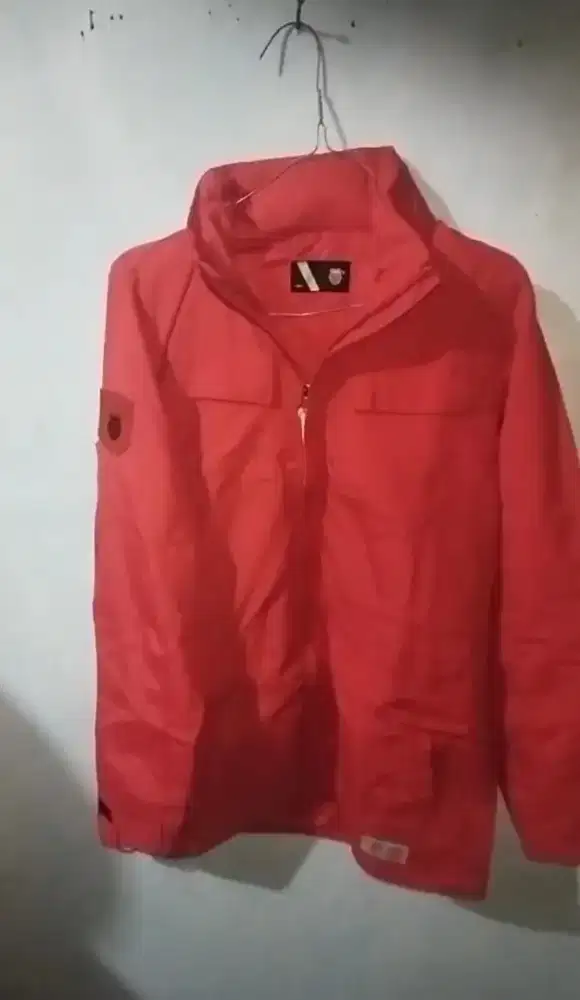 Jaket gunung waterproof