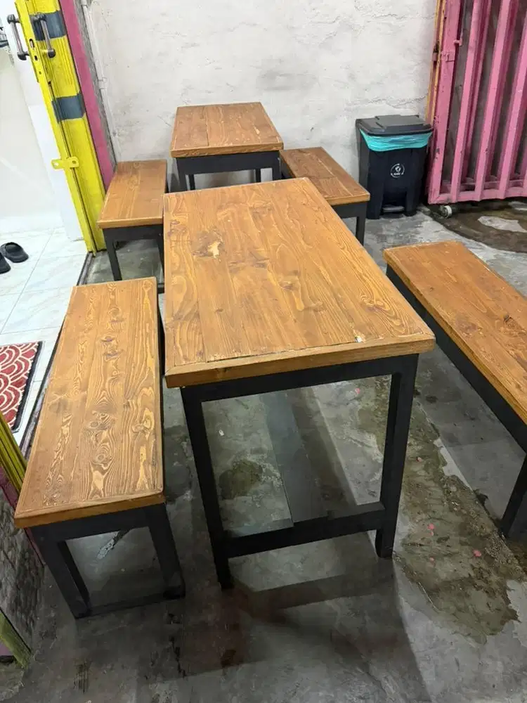 2 Set Meja Dan Kursi Makan Outlet
