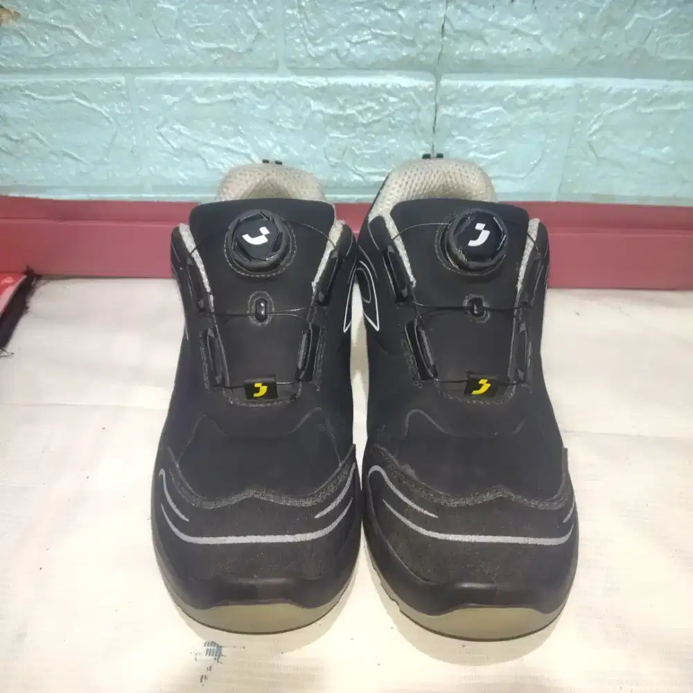 Sepatu safety outdoor