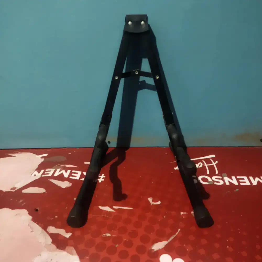 Stand gitar akustik