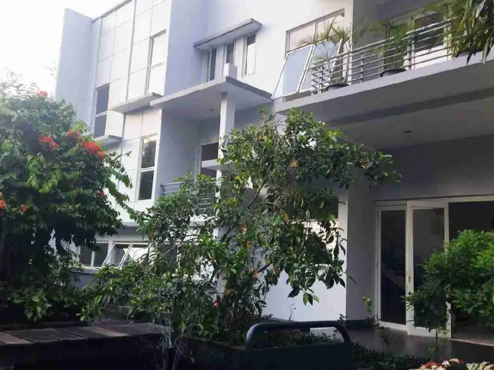 Rumah Mewah dan Besar di Telaga Golf BSD Harga Menarik