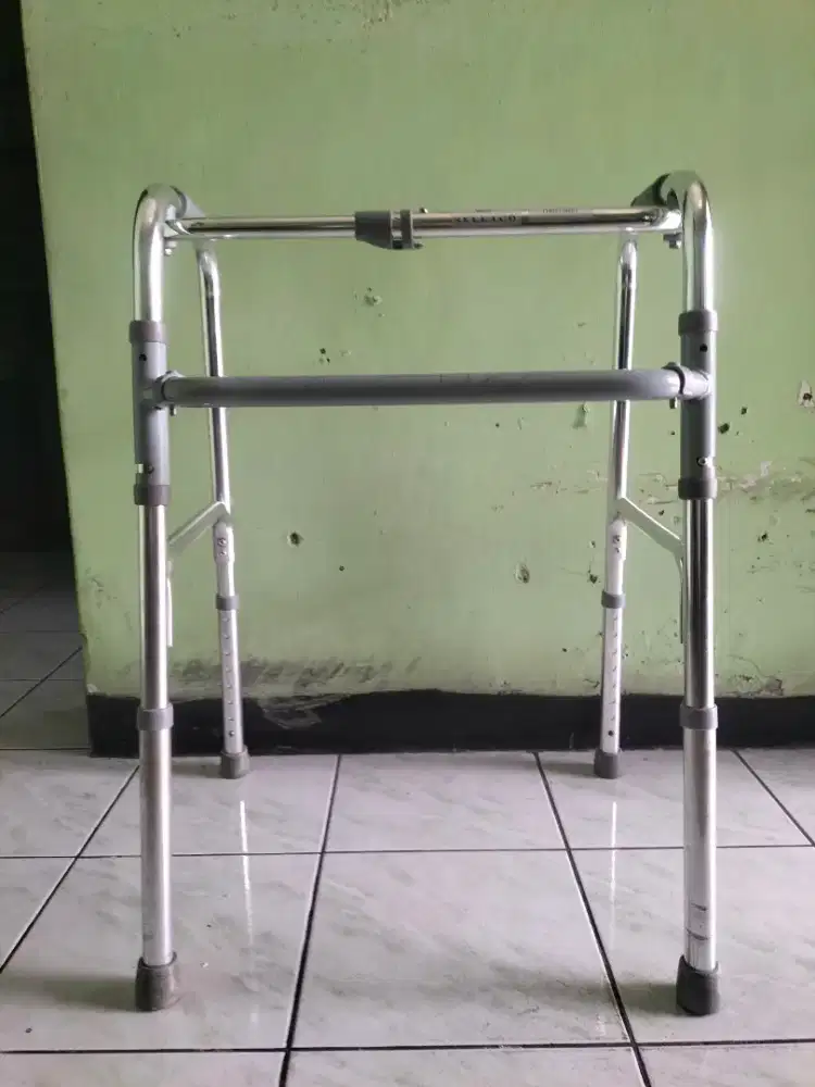Walker alat bantu berjalan