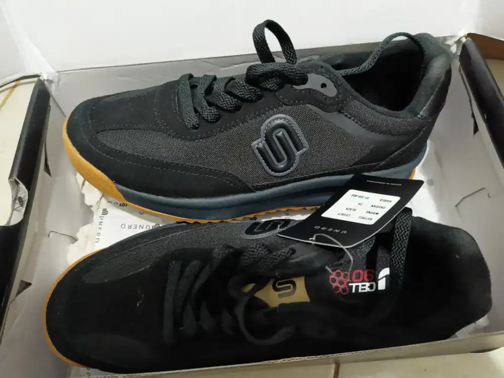 Sepatu unred full black