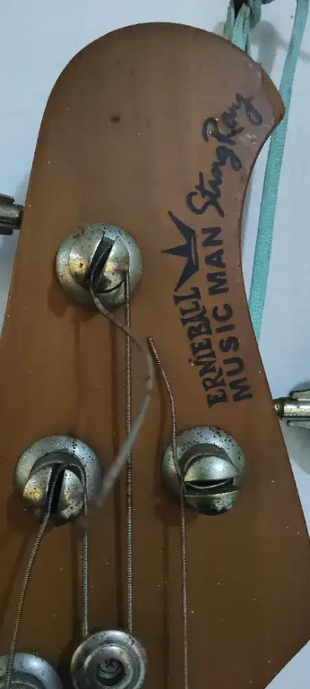 Di jual sekaligus ..bass merk erniball musicman stingray+Cube