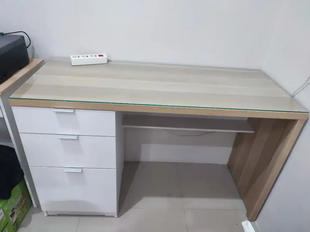 Meja kerja atau meja belajar
