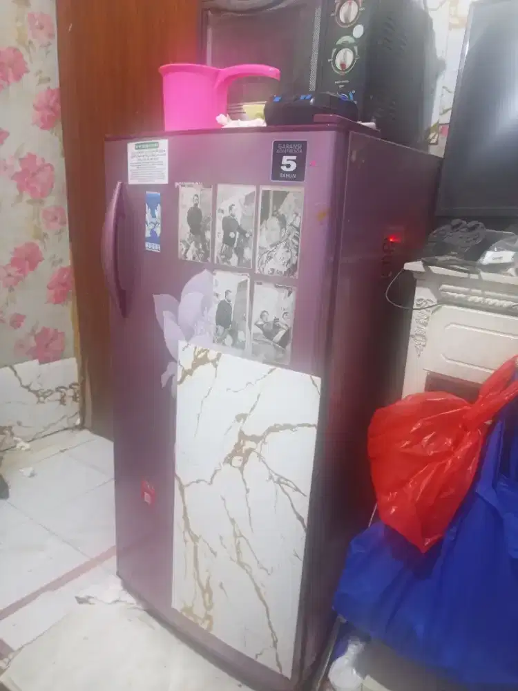 Kulkas 1 pintu Polytron normal dingin warna pink