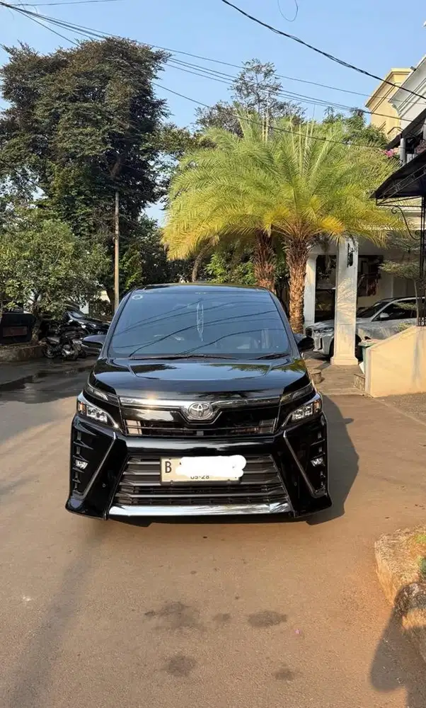 TOYOTA VOXY 2.0'AT 2018