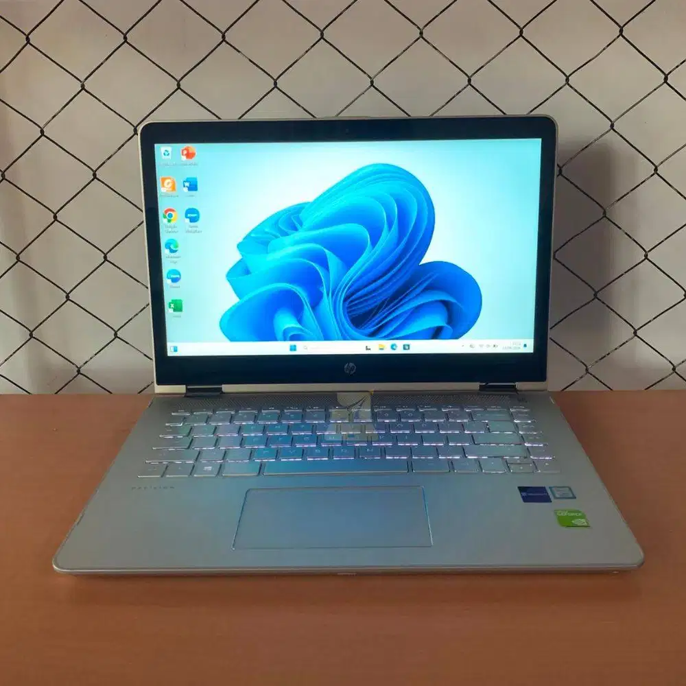 HP Pavilion X360 Convertible / i5-8250U / RAM 8GB / SSD 128GB + HDD 7
