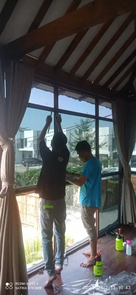 Kaca film hitam unt meredam silau rumah anda