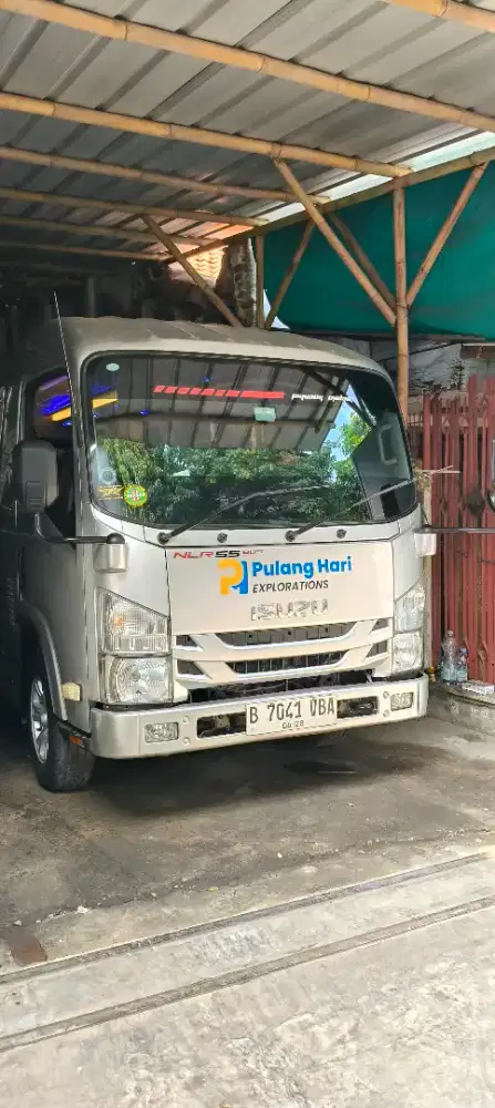 Isuzu elf minibus 22seat pariwisata mewah