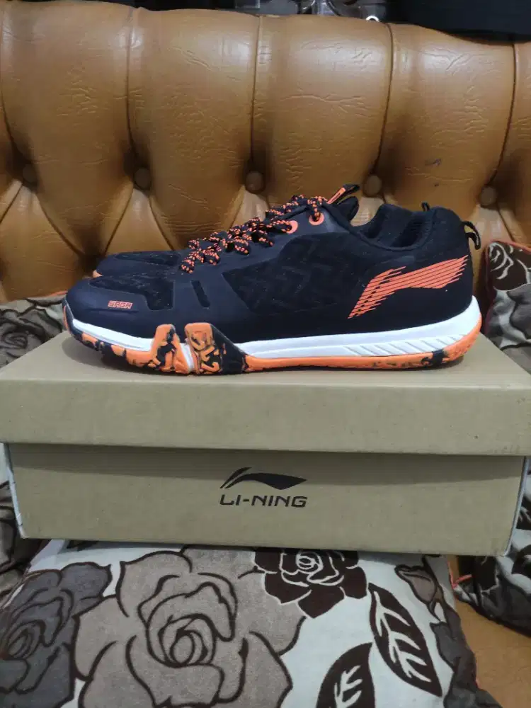 SEPATU BADMINTON LINING