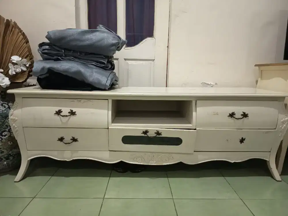 Meja TV yang tinggi