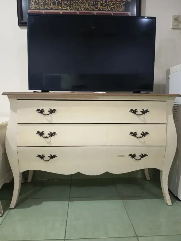 Meja TV Tinggi dan pendek