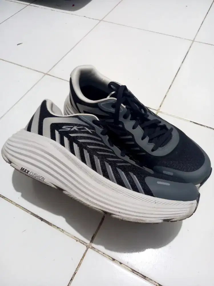 Sepatu Running SKECHER MAX CUSHIONING Size 42
