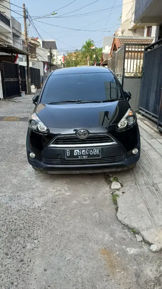 Toyota sienta V 2016