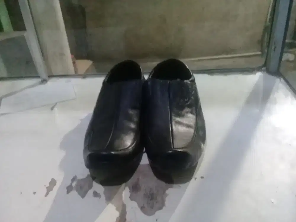 Sepatu pentopel hitam