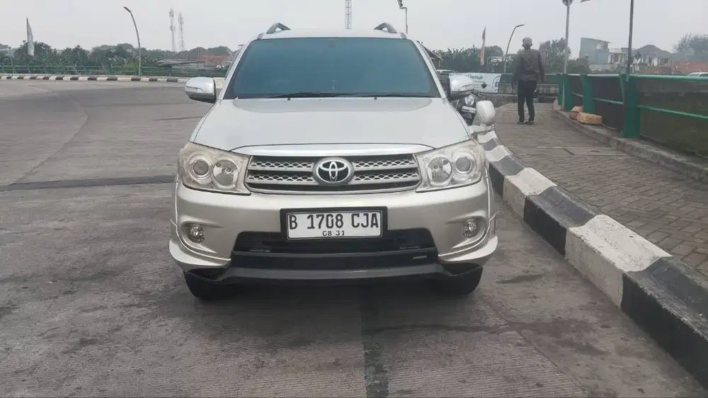 Dijual Fortuner SUV 2011 type G