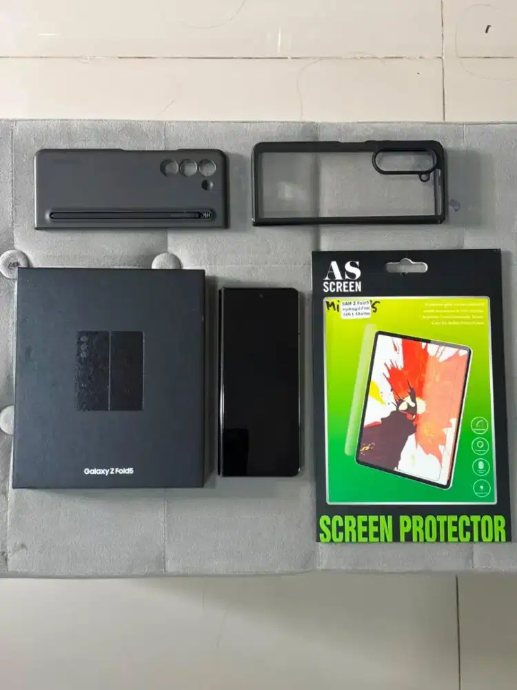 Samsung Galaxy Z Fold 5 12/256 good condition