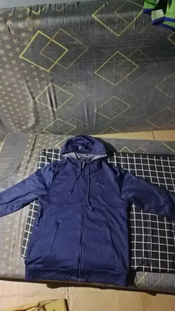 JAKET UNDER ARMOUR ORIGINAL — Size L / LOOSE — Bisa COD Bandung