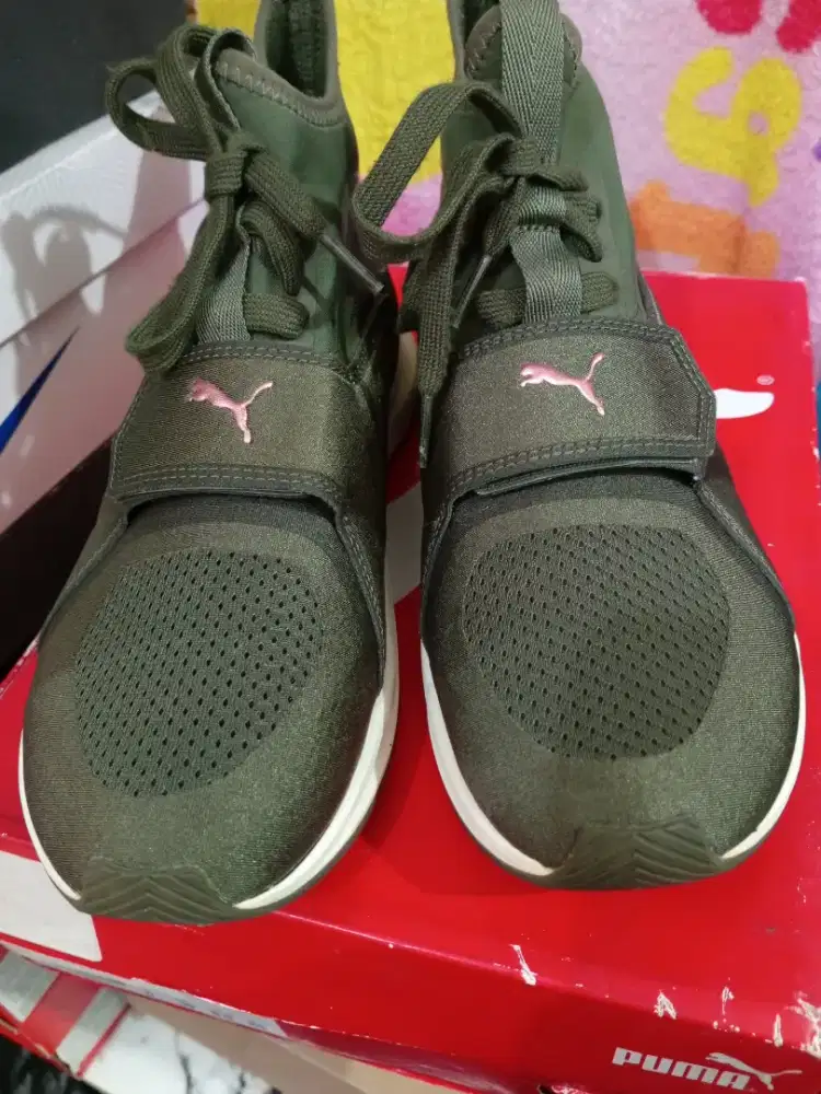Puma wanita hijau tua dengan tali dan velcro depan