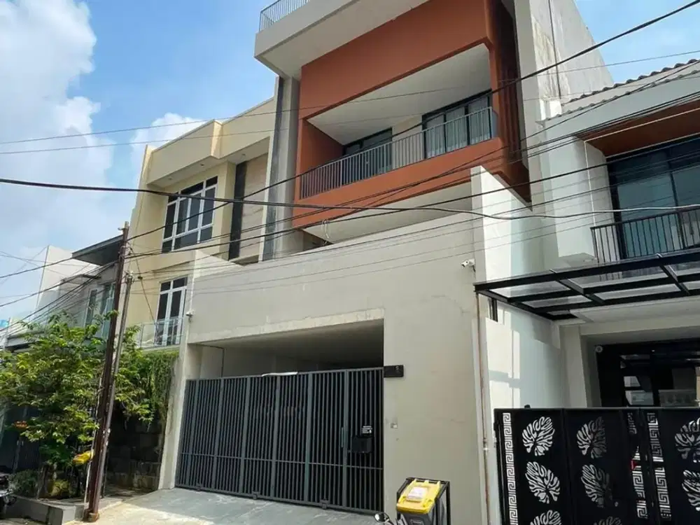 Rumah Modern Tropis 4 Lantai Pulomas Jakarta Timur, Rooftop City View Garasi 4 Mobil - 5.9M Nego