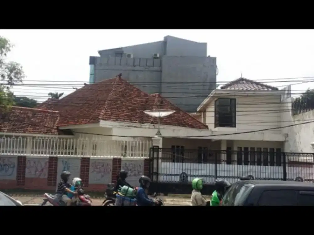 [DI BAWAH NJOP] Dijual Tanah + Bangunan Komersial Jl. Proklamasi, LT 688m² SHM Samping BPJS & Dekat Mie Gacoan, Carport 7 Mobil - 24M Nego
