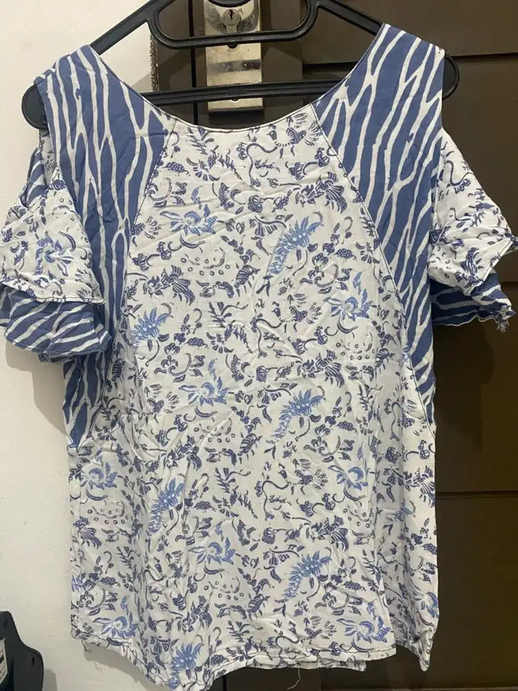 Atasan motif batik