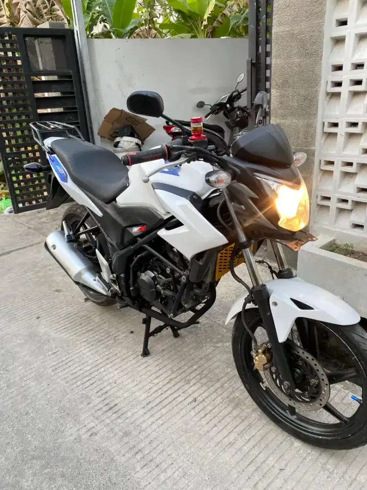 CB150R putih 2014