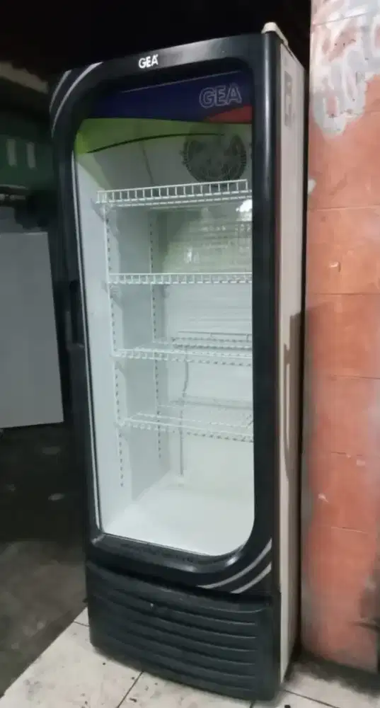 Showcase gea 1pintu